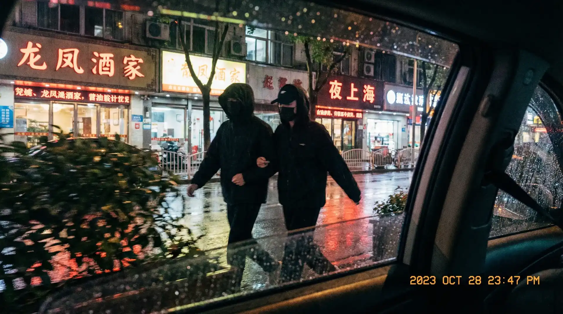 51吃瓜 - 51吃瓜网专题，网友热议每日更新 - 顶流明星深夜密会现场抓拍照片